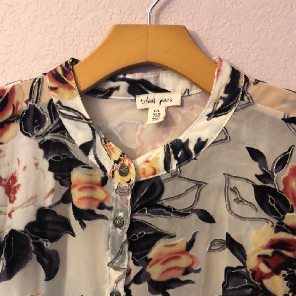 Tribal Jeans sheer Blouse w/ textured floral print size L - Picture 7 of 9